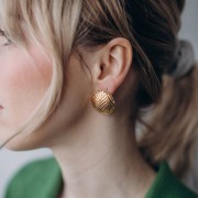 Boucles d'oreilles rondes texturées 24 mm - motif chevrons - Doré à l'or fin x2