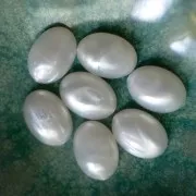 Cabochon ovale 18x13 mm en résine opaque - Blanc nacré x1