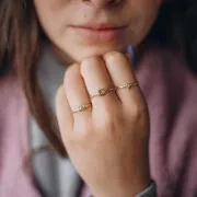 Bague fine T53 à T62 avec 3 oxydes de zirconium - Acier inoxydable 304L Doré - Crystal x1