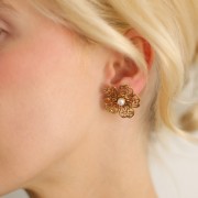 Boucles d'oreilles fleur filigranée 24x26mm imit nacre - Acier inox 304L Doré x2