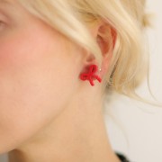Clous d'oreilles noeud - 15x17 mm en acétate - Rouge x2