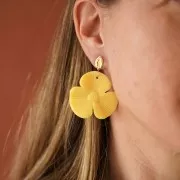 Pendentif fleur 3 pétales 42x43 mm en résine opaque - Vert amande x1