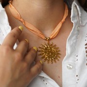 Pendentif soleil martelé 46 mm - Doré à l'or fin x1