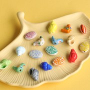 Perle plate ovale 19x14 mm en céramique - motif Aztèque - Blanc - Vert x1