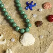 Pendentif coquillage 21 mm en résine opaque - Bordeaux x1