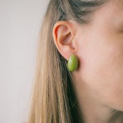 Boucles d'oreille gouttes 28x16 mm en résine opaque - Vert avocat x2
