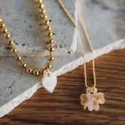 Breloque trèfle 19 mm en acrylique - Pailleté doré x1