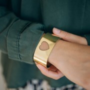 Bracelet manchette ave coeur ajouré à décorer 28.5x150 mm - Laiton brut x1