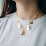 Pendentif ethnique 28x13 mm avec résine époxy - Doré à l'or fin - Vert foncé x1