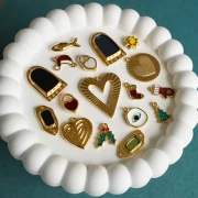 Pendentif coeur évidé 32x27 mm effet strié - Doré à l'or fin x1