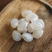 Perle plate irrégulière en résine translucide 22x17 mm - Blanc nacré x1