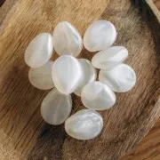 Perle plate irrégulière en résine translucide 25x20 mm - Blanc nacré x1