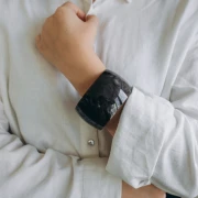 Bracelet jonc épais en résine opaque 68 mm - Marbré Marron foncé - Blanc x1