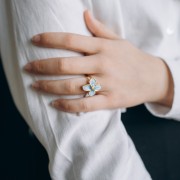 Bague fleur 23x21 mm avec résine époxy - Acier inox 304L Doré - Bleu clair nacré