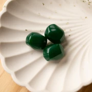 Perle baroque irrégulière en résine opaque 19x15 mm - Vert émeraude x1