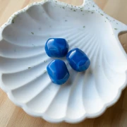 Perle baroque irrégulière en résine opaque 19x15 mm - Bleu royal marbré x1