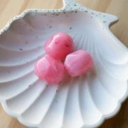 Perle baroque irrégulière en résine translucide 22x17 mm - Rose foncé marbré x1