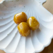 Perle baroque irrégulière en résine translucide 22x17 mm - Jaune miel marbré x1