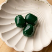 Perle baroque irrégulière en résine opaque 22x17 mm - Vert émeraude x1