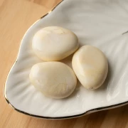 Perle plate irrégulière en résine opaque 25x20 mm - Crème marbré x1