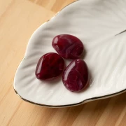 Perle plate irrégulière en résine translucide 25x20 mm - Grenat marbré x1