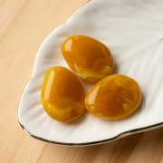 Perle plate irrégulière en résine translucide 25x20 mm - Jaune miel marbré x1