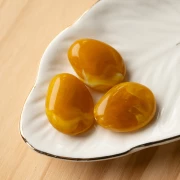 Perle plate irrégulière en résine translucide 25x20 mm - Jaune miel marbré x1