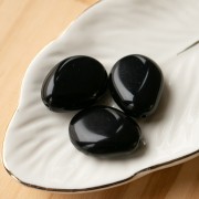 Perle plate irrégulière en résine opaque 25x20 mm - Noir x1