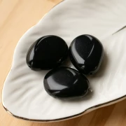 Perle plate irrégulière en résine opaque 25x20 mm - Noir x1