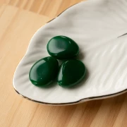 Perle plate irrégulière en résine opaque 22x17 mm - Vert émeraude x1