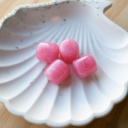 Perles tubes 16x14 mm en résine translucide - Rose foncé marbré x4