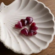 Perles coeur 13x15 mm en résine translucide - trou horizontal - Grenat marbré x6