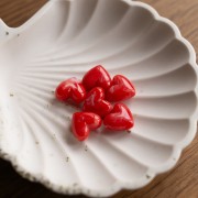 Perles coeur 13x15 mm en résine opaque - trou horizontal - Grenadine marbré x6