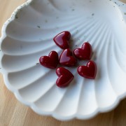 Perles coeur 13x15 mm en résine opaque - trou horizontal - Rouge carmin x6