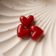 Perle coeur 15.5x18 mm en résine transparente - trou horizontal - Rouge foncé x1