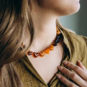 Perle coeur 15.5x18 mm en résine transparente - trou horizontal - Rouge foncé x1