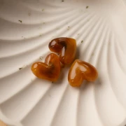 Perle coeur 15.5x18mm en résine translucide - trou horizontal - Abricot marbré x1