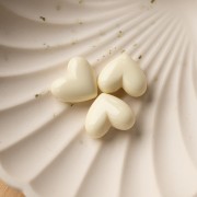 Perle coeur 15.5x18 mm en résine opaque - trou horizontal - Ecru x1