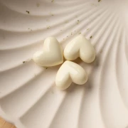 Perle coeur 15.5x18 mm en résine opaque - trou horizontal - Ecru x1