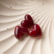 Perle coeur 15.5x18 mm en résine translucide - trou horizontal - Grenat marbré x1