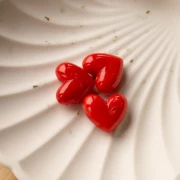 Perle coeur 15.5x18 mm résine opaque - trou horizontal - Grenadine marbré x1