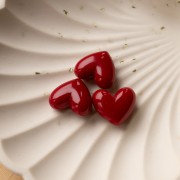 Perle coeur 15.5x18 mm en résine opaque - trou horizontal - Rouge carmin x1