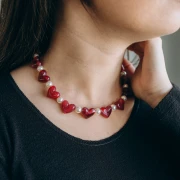 Perle coeur 15.5x18 mm en résine opaque - trou horizontal - Rouge carmin x1