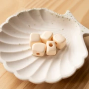 Perle cube irrégulier 15x13 mm en résine opaque - Ivoire x1