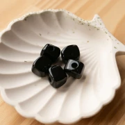 Perle cube irrégulier 15x13 mm en résine opaque - Noir x1