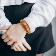 Perle cube irrégulier 15x13 mm en résine opaque - Noir x1