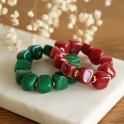 Perle cube irrégulier 15x13 mm en résine opaque - Marbré Rouge x1