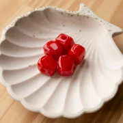 Perle cube irrégulier 15x13 mm en résine opaque - Marbré Rouge x1
