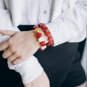 Perle cube irrégulier 15x13 mm en résine opaque - Marbré Rouge x1