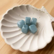 Perle cube irrégulier 15x13 mm en résine transparente - Bleu céladon x1